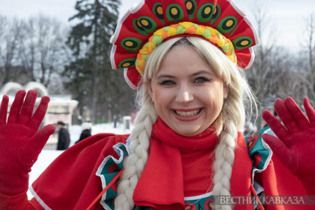 Девушка в русском костюме