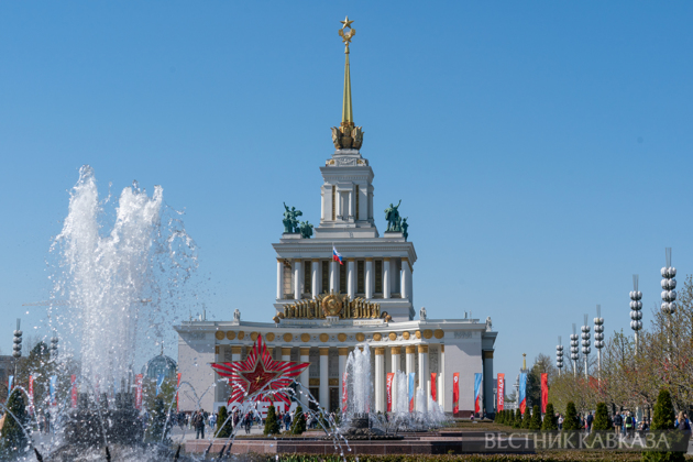 Праздничное оформление ко Дню Победы на ВДНХ