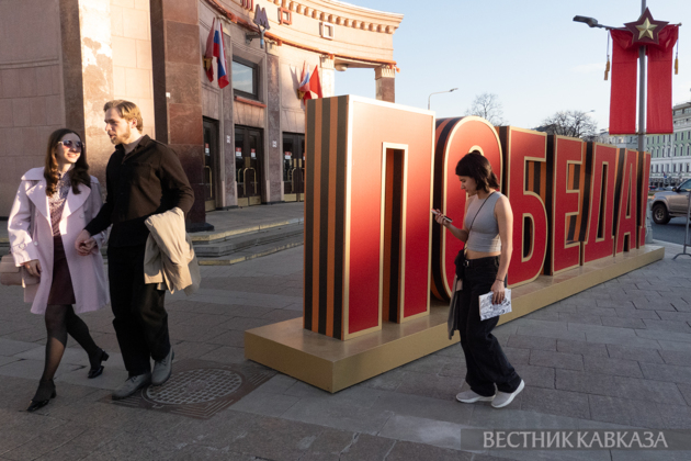 Праздничное оформление ко Дню Победы у метро Арбатская
