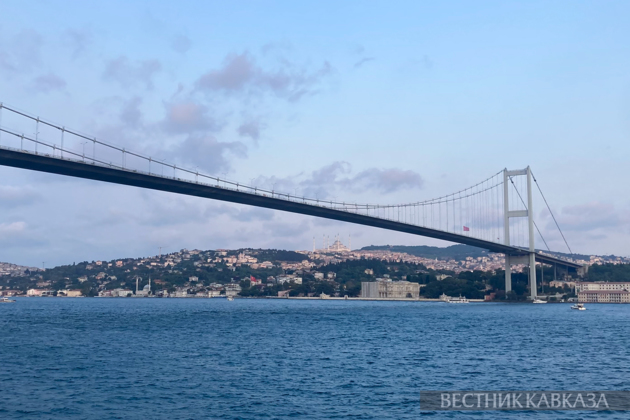 Shipping in Bosphorus completely halted