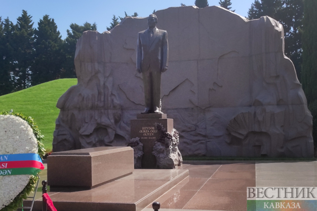 Azerbaijan's state officials pay tribute to Heydar Aliyev in Baku