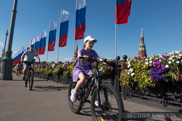 Bolshoy Kamenny Bridge with flags