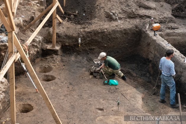 Ancient jars discovered during park construction in Jalilabad