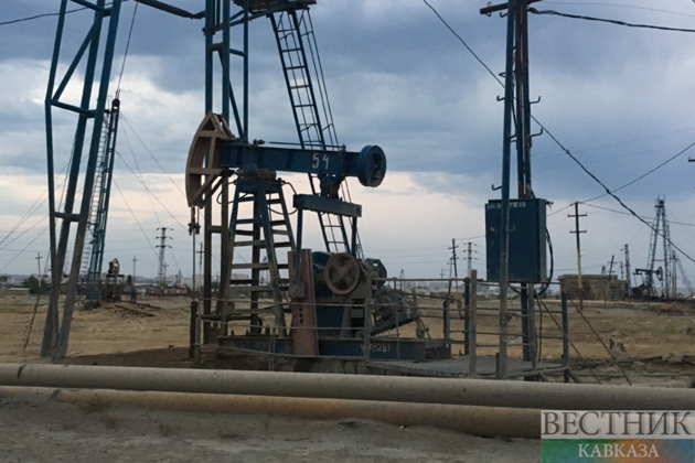 Brent drops over 3,3 percent in trading