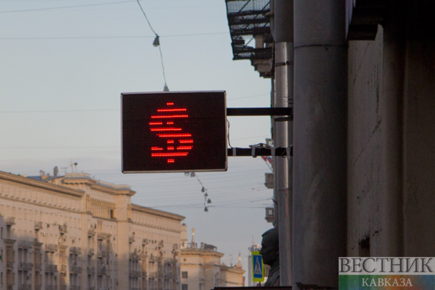 Dollar falls below 83 rubles on interbank market