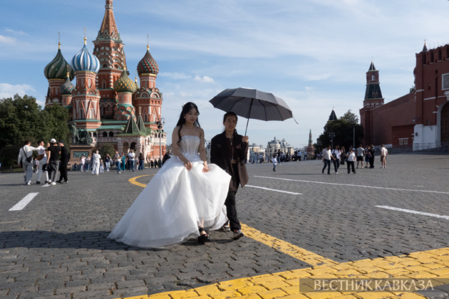 Bride and groom on Red Square