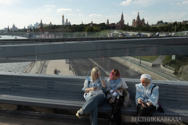 Tourists on the Soaring Bridge in Zaryadye