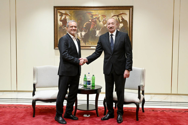 Ilham Aliyev meets with Masoud Pezeshkian in Turkmenbashi