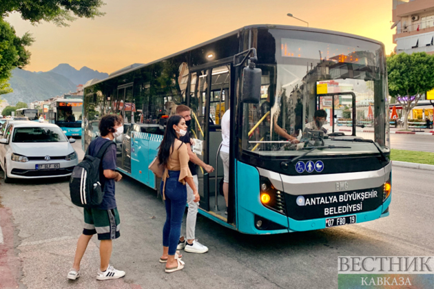 Tour bus crashes in Turkey's Manisa