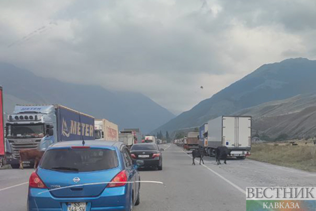 Over 300 trucks waiting at Upper Lars