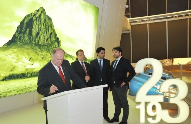 Zyuganov visits the Heydar Aliyev Center in Baku