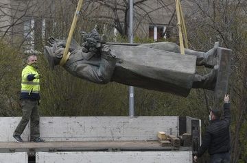 Russia launches criminal investigation after Prague removes Soviet military statue
