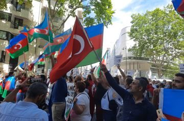 Azerbaijanis hold rally in Franceas sign of protest against Armenian provocations (VIDEO)