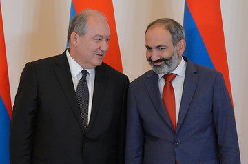 Pashinyan and Sargsyan try to show there is no conflict between them