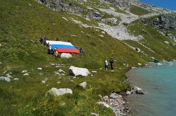 Russian tricolor unfurled at Klukhorsky pass