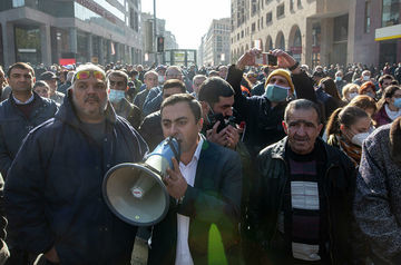Opposition blocks streets after Pashinyan ignores deadline to step down