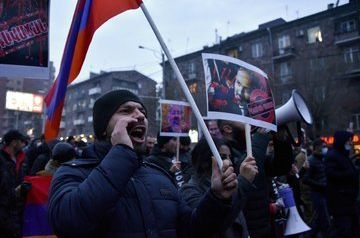 Protesters in Yerevan pass by Pashinyan&#039;s mansion