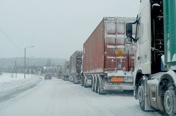 More than 3000 trucks trucks blocked near Verkhny Lars