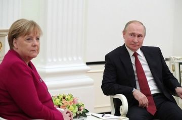 Putin and Merkel discuss situation in Donbas over phone
