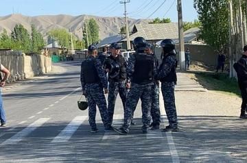 Kyrgyz and Tajik security forces clash at border