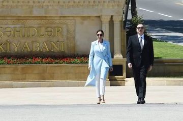 Azerbaijani president, first lady pay tribute to Azerbaijanis who made unparalleled contribution to victory over fascism