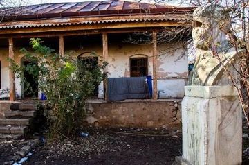Polad Bulbul oglu shows festival participants his father’s destroyed house in Shusha 