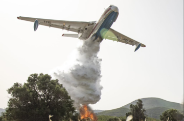 Russian Be-200 amphibious plane helping to put out wildfire in Athens’ suburb