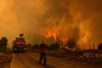 Turkey battle fierce fires as heatwave continues