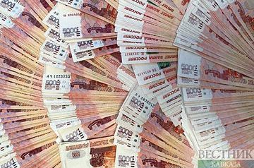 Rouble strengthens