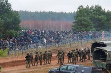 Polish border guards unleash tear gas on Belarusian border