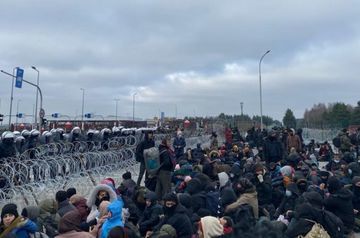 Belarus border crisis: Poland detains 100 migrants