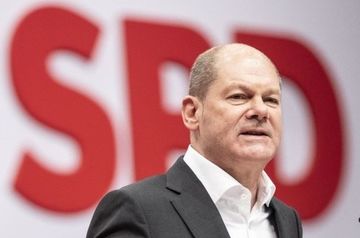 What did Scholz bring to Putin?