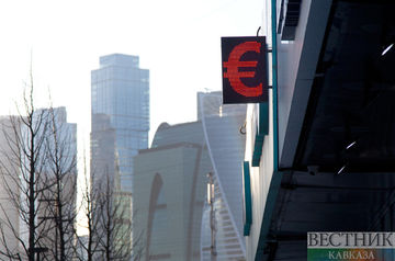 Euro below $1.01 against dollar for first time in 20 years