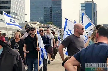 Netanyahu supporters block highway in Tel Aviv