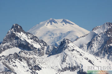 Victory Banner hoisted on Elbrus