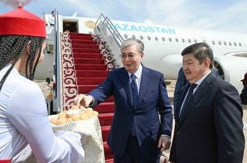 Tokayev starts his visit to Kyrgyzstan