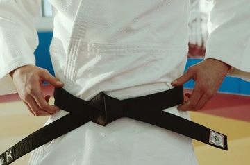 Armenian karateka hits Azerbaijani athlete who defeated her