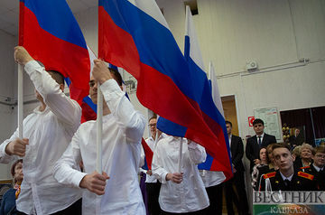 Russians celebrate State Flag Day