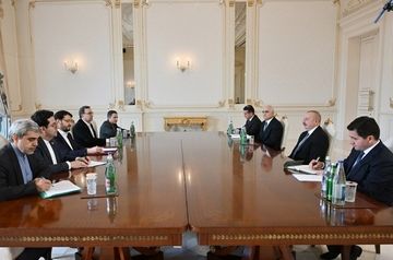 Ilham Aliyev meets with Iranian Minister of Roads and Urban Development 