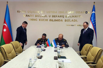 Azerbaijani Defense Minister meets with his Uzbek counterpart