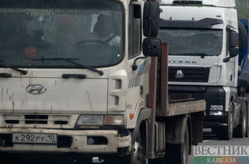 Upper Lars: over 2.8 thousand heavy trucks stuck in traffic jams