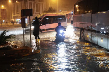 Heavy rains trigger floods in Antalya