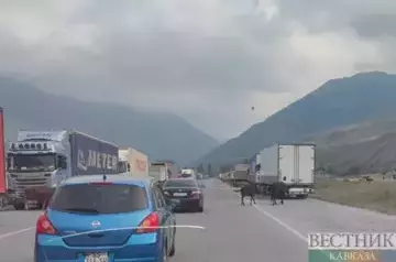 Upper Lars now: Trucks stuck in traffic jam again 