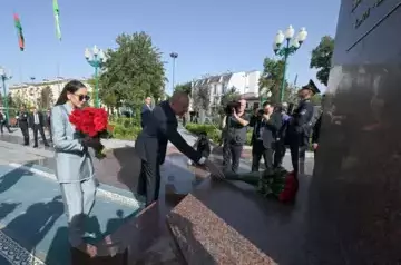 Ilham Aliyev and Mehriban Aliyeva lay flowers at bas-relief of Heydar Aliyev in Tashkent