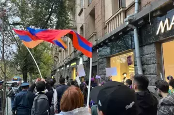 Protests in Yerevan: demonstrators organise march towards Public Television building