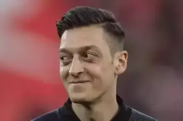 Mesut Özil plays football with children in Baku