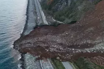 Turkish rescuers search for victims on road from Türkiye to Georgia