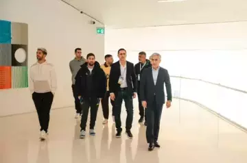 Messi and his teammates visit Heydar Aliyev Center in Baku