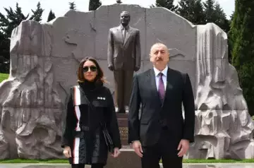 Ilham Aliyev and Mehriban Aliyeva visit grave of Azerbaijan&#039;s National Leader