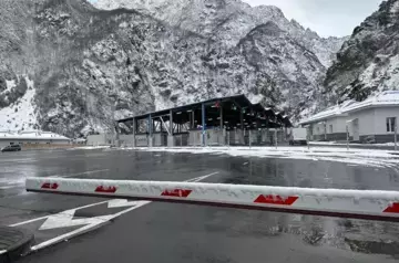 Upper Lars opens for trucks after snowfall